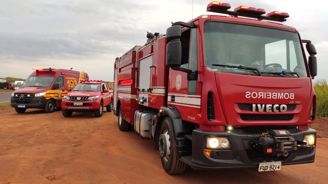 Foto 7 de 12 — ​Motorista fica gravemente ferido ao bater carro em caminhão de gado